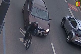 Řidič auta srazil cyklistu v Praze a jel dál. Policie hledá hnědou octavii z videa - Novinky